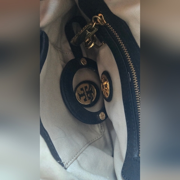 Tory Burch Black Shoulder Bag with Gold Chain - Picture 10 of 10